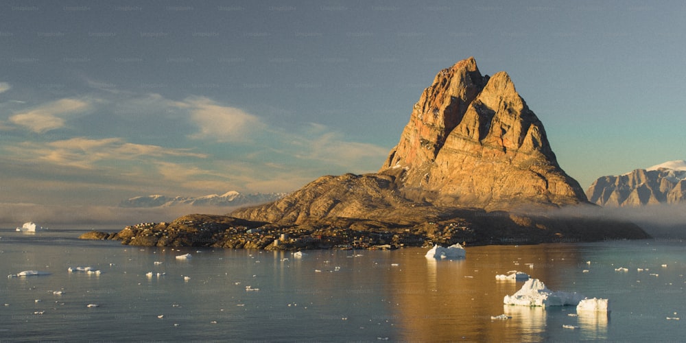 Un grupo de icebergs flotando en un cuerpo de agua