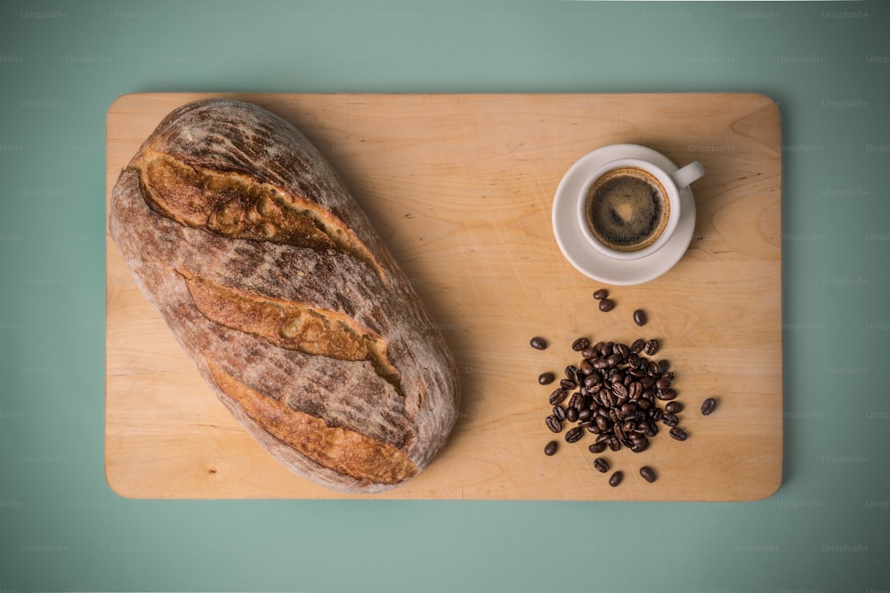 una barra de pan junto a una taza de café