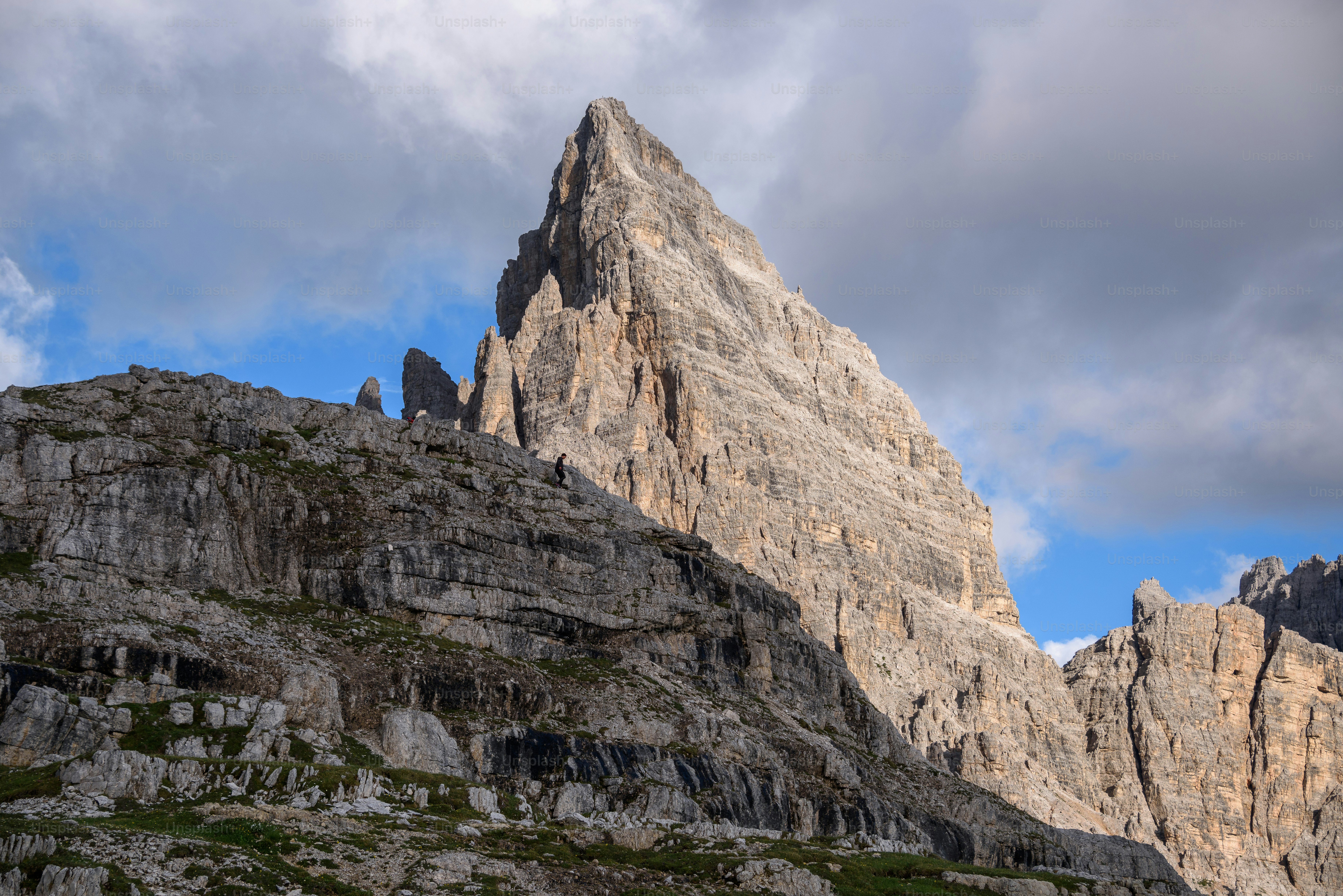ein sehr hoher Berg mit einem Himmel im Hintergrund