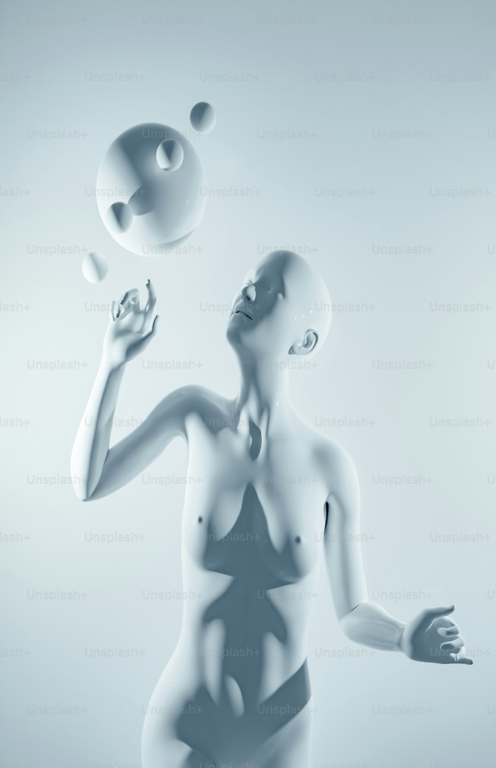 Eine Frau im Badeanzug jongliert mit Bällen