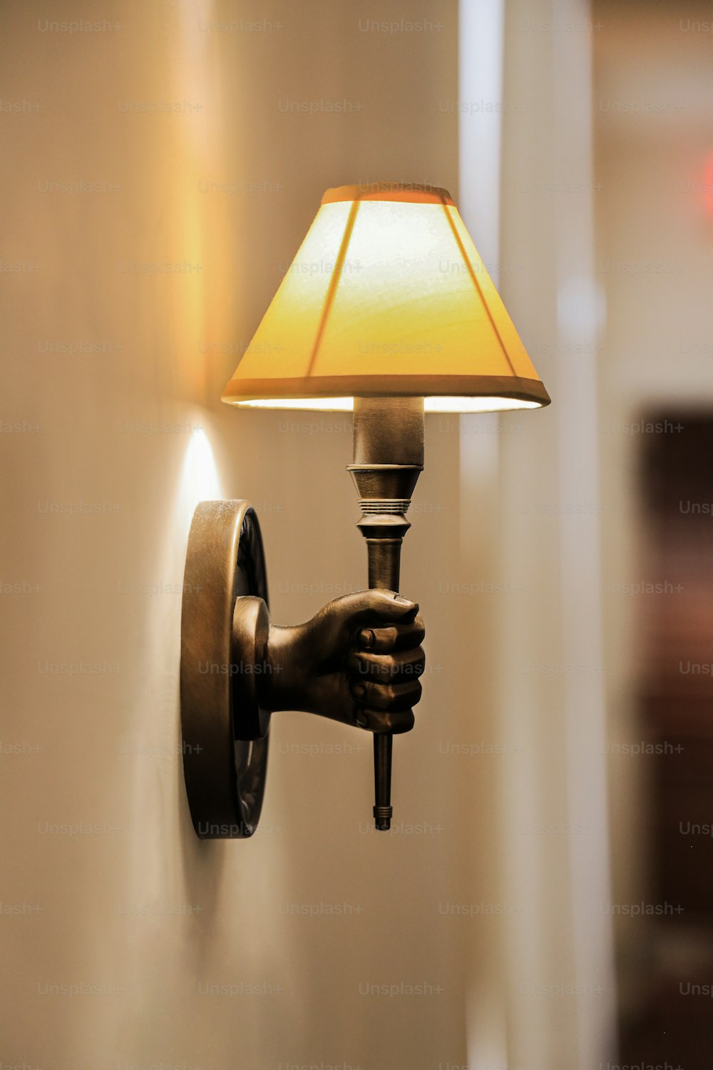 eine Lampe, die sich an einer Wand neben einer Lampe befindet