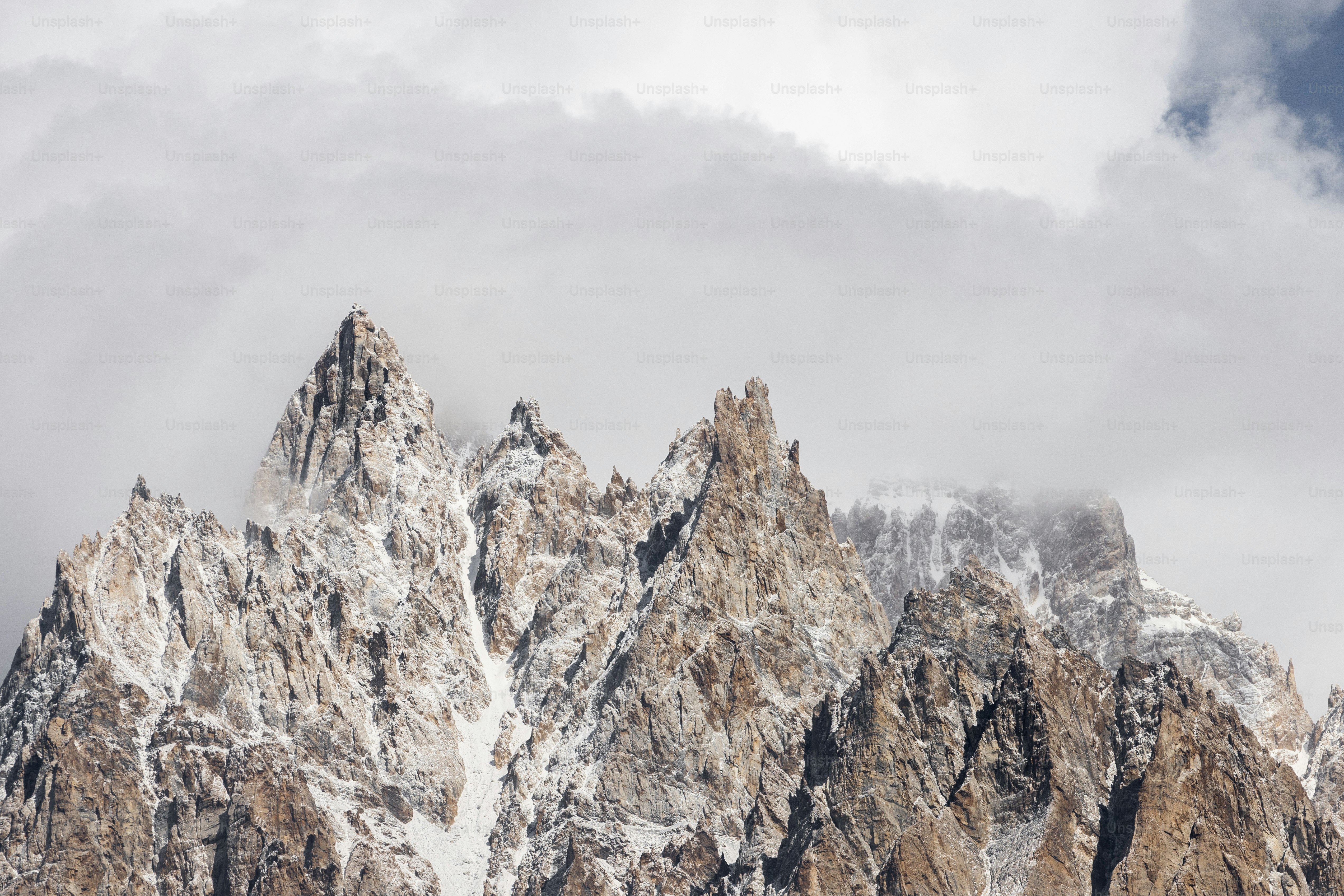 曇り空の下で雪に覆われた山脈