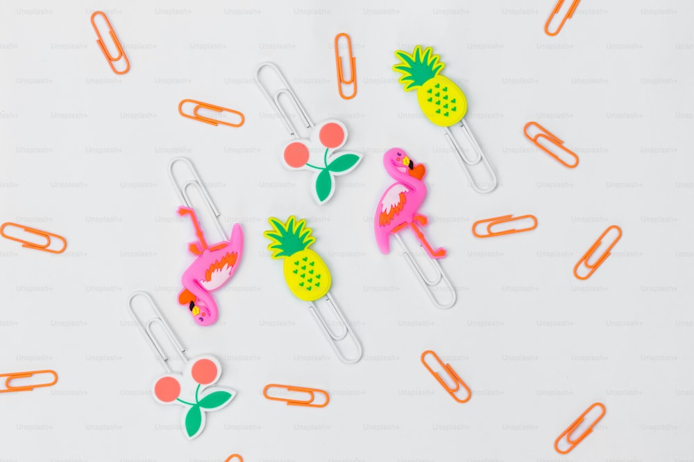 フラミンゴとパイナップルが描かれたペーパークリップのグループ