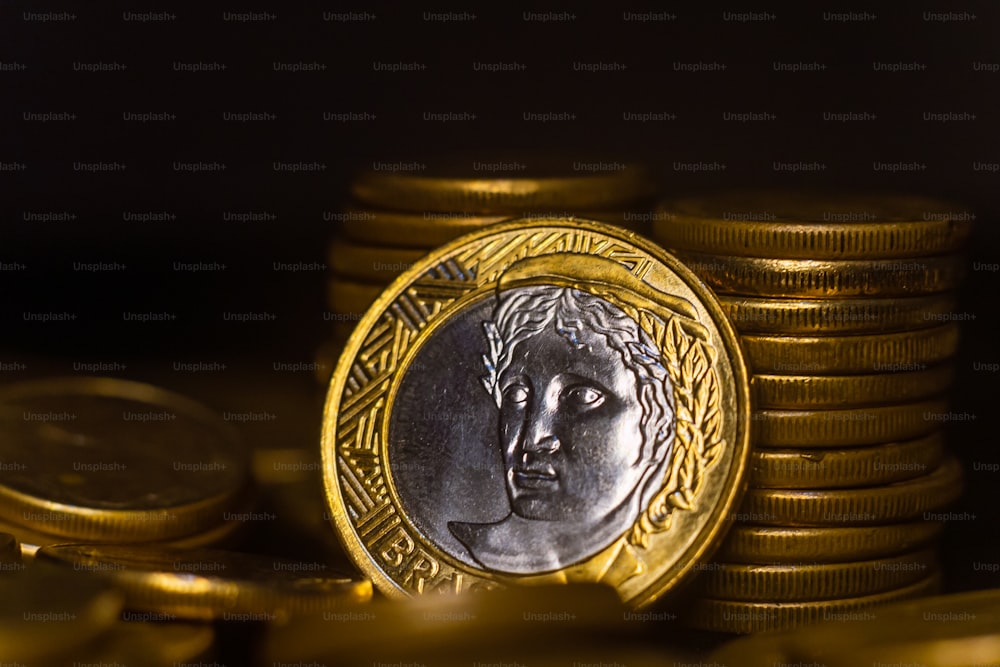 uma pilha de moedas de ouro com uma moeda no meio