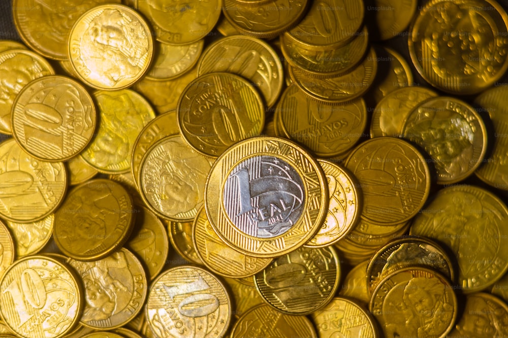 Una pila de monedas de oro con una moneda en el medio