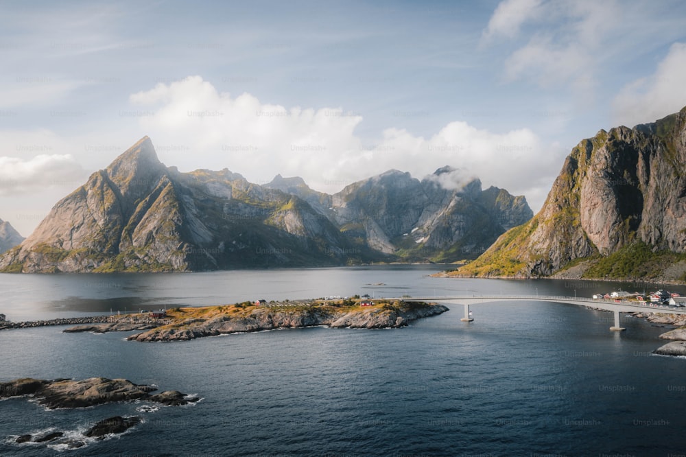 un grand plan d’eau entouré de montagnes