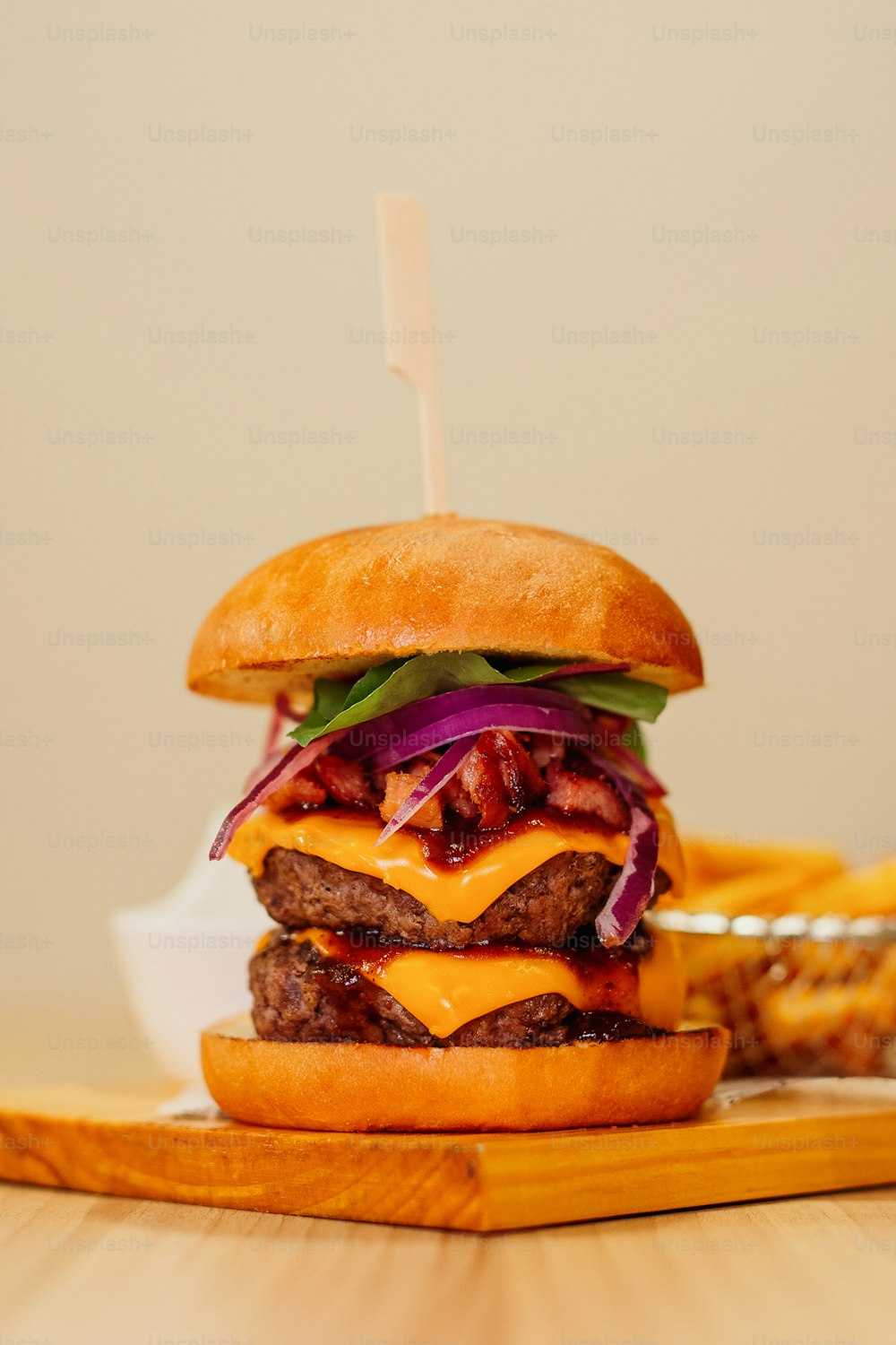 un cheeseburger avec oignon, laitue et cornichon