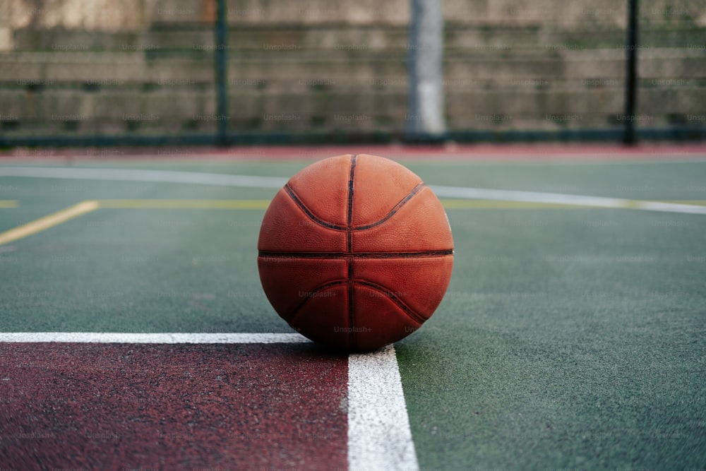 un ballon de basket assis sur un terrain de basket-ball
