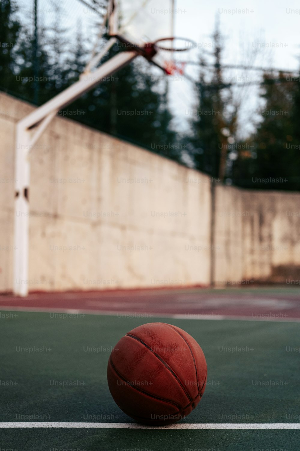 Un pallone da basket è seduto su un campo da basket