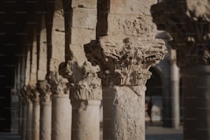 Una hilera de pilares de piedra en un edificio