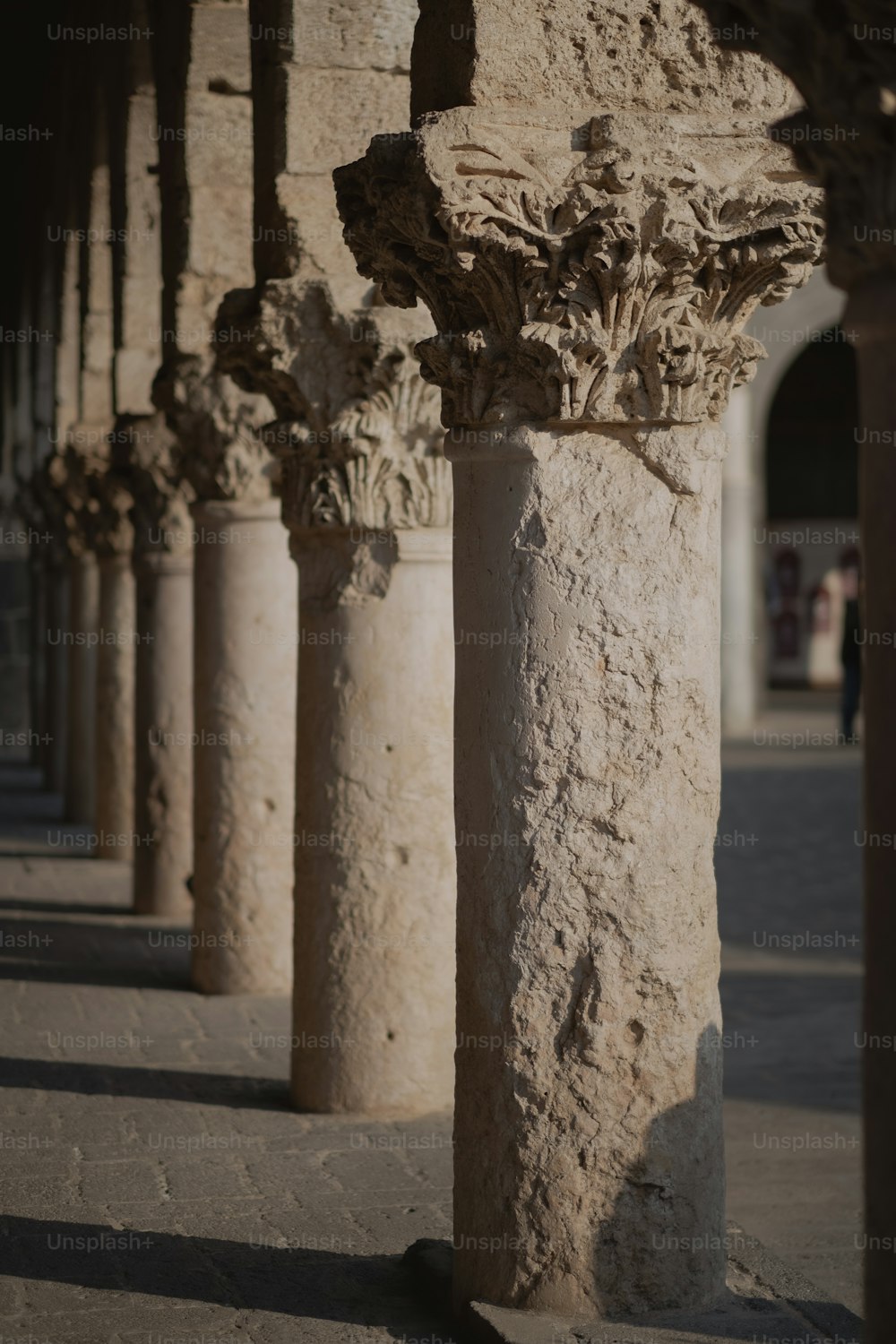uma fileira de pilares de pedra sentados um ao lado do outro