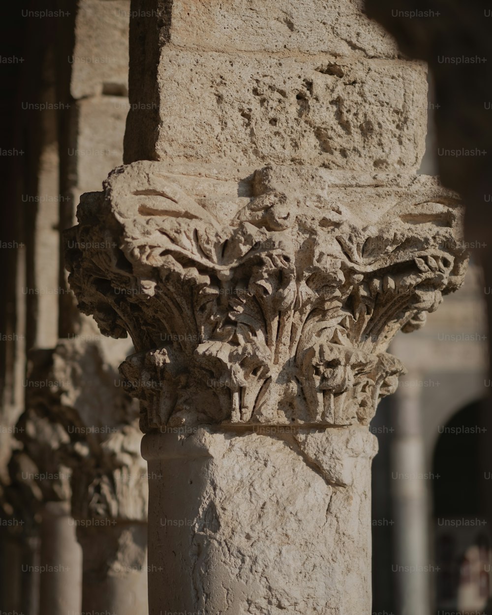 un gros plan d’une colonne de pierre avec des sculptures dessus