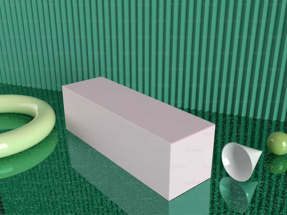 una scatola bianca seduta sopra un pavimento verde