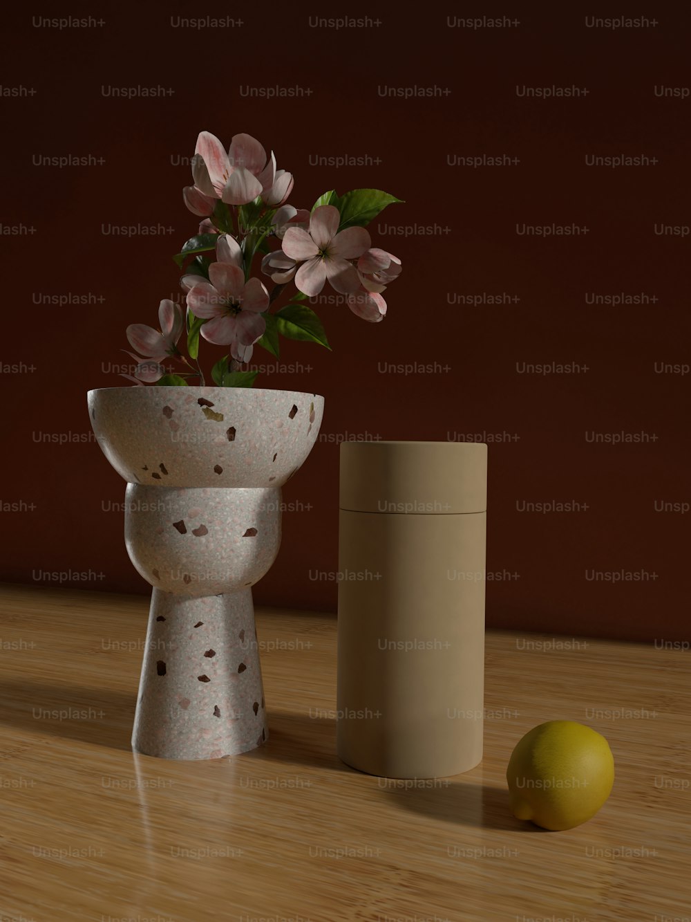 un jarrón con flores y un limón sobre una mesa
