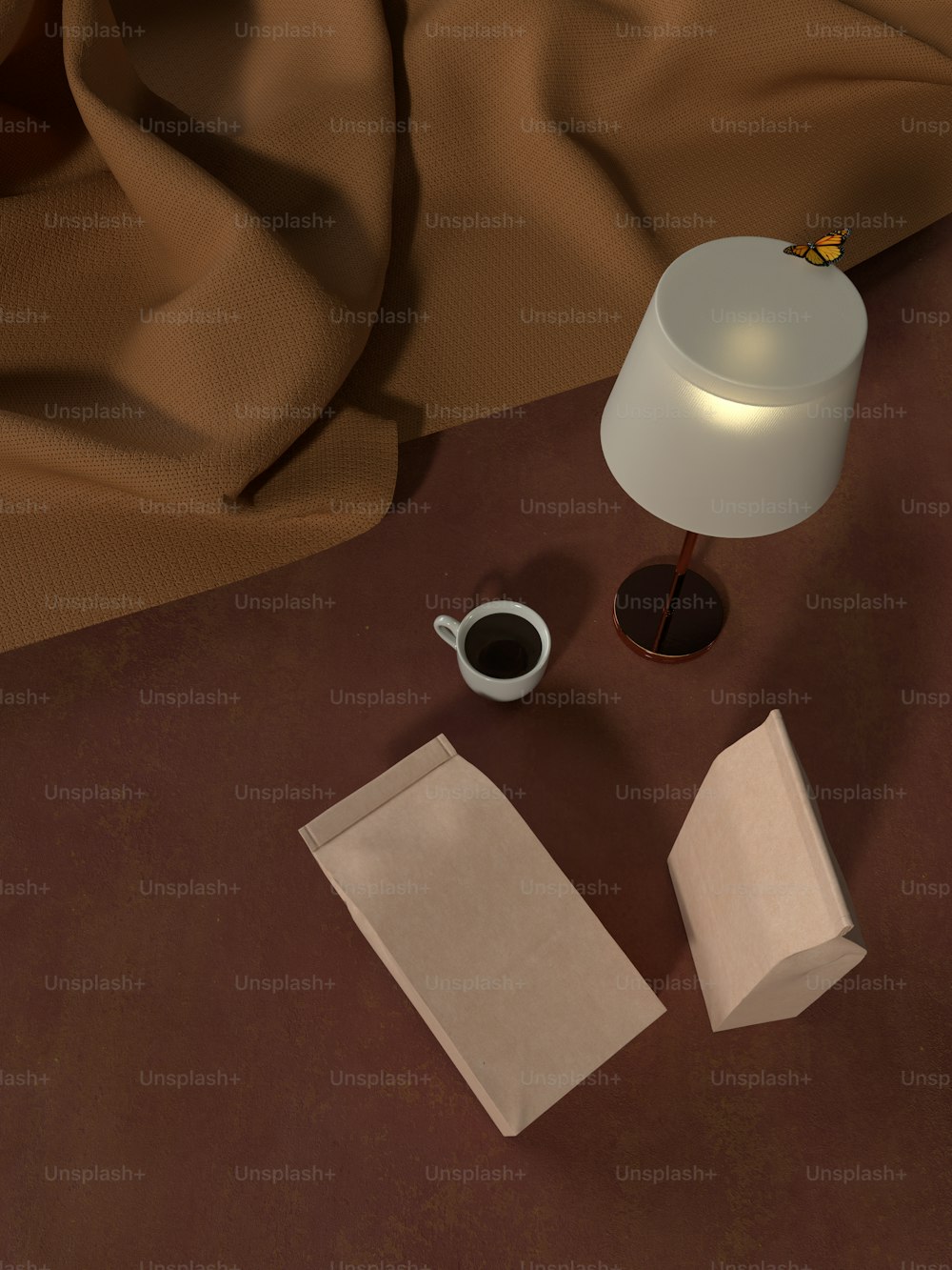 une table avec une lampe, du papier et une tasse de café