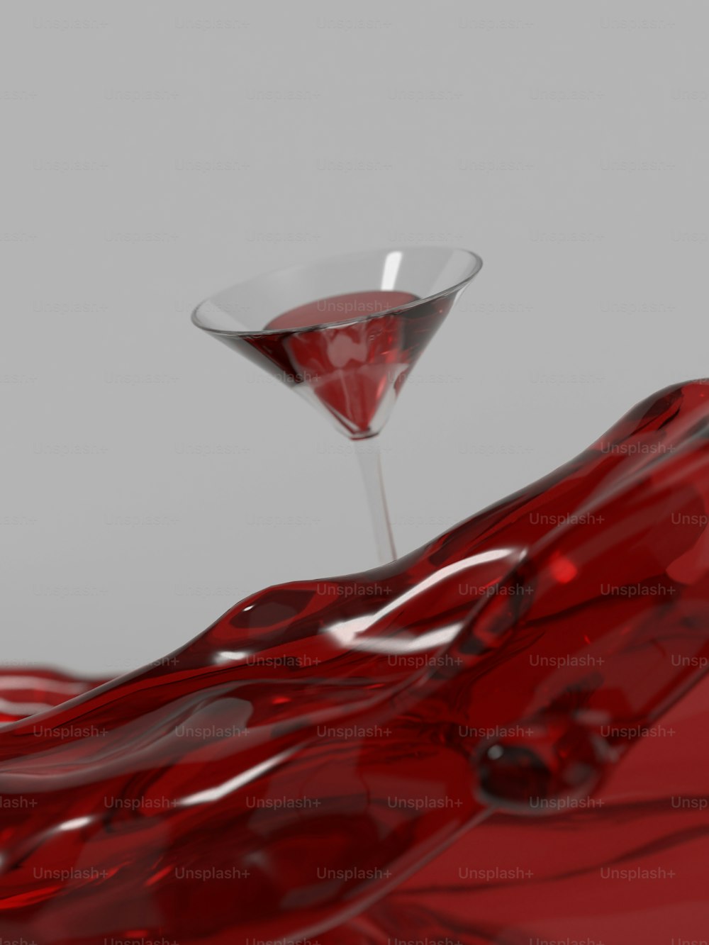 um líquido vermelho derramando em um copo de martini