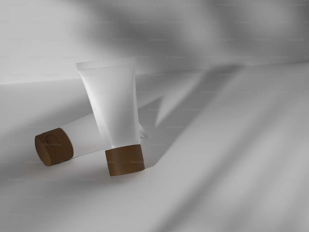 un tubo de crema sentado encima de una superficie blanca