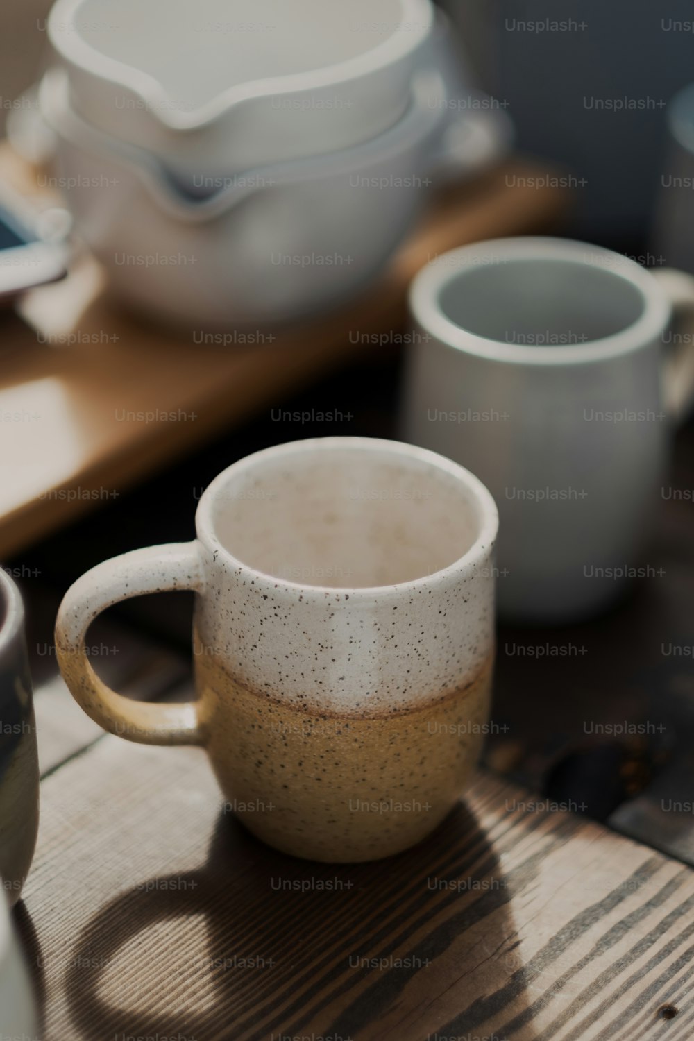 Un primer plano de una taza de café sobre una mesa