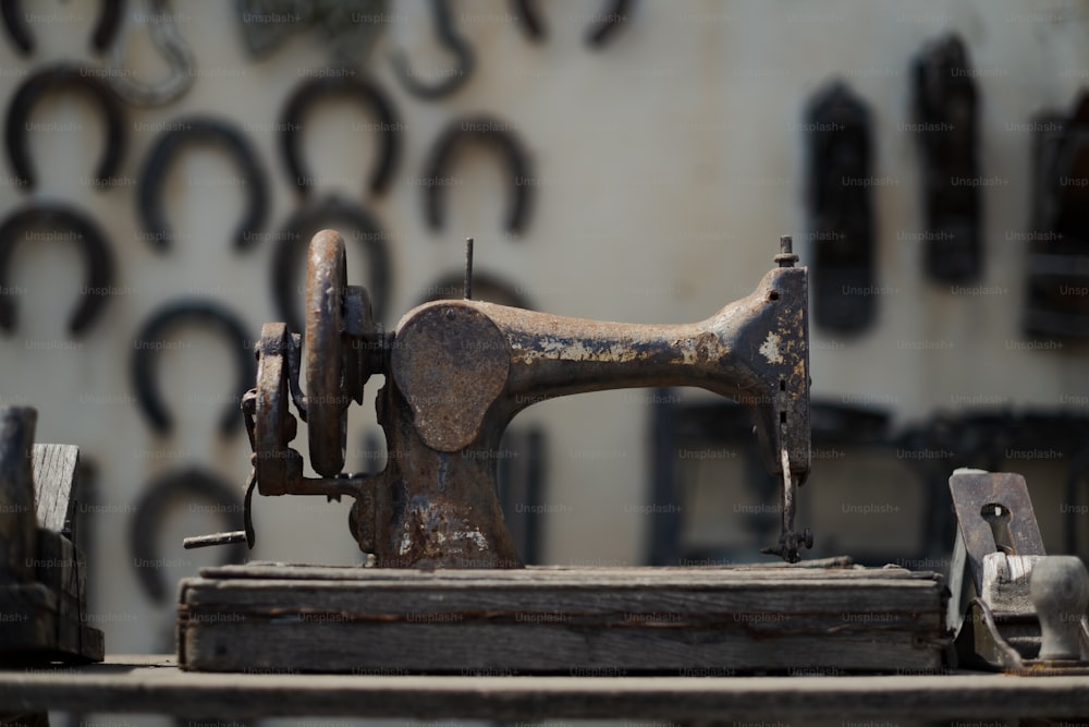 uma velha máquina de costura sentada em cima de uma mesa