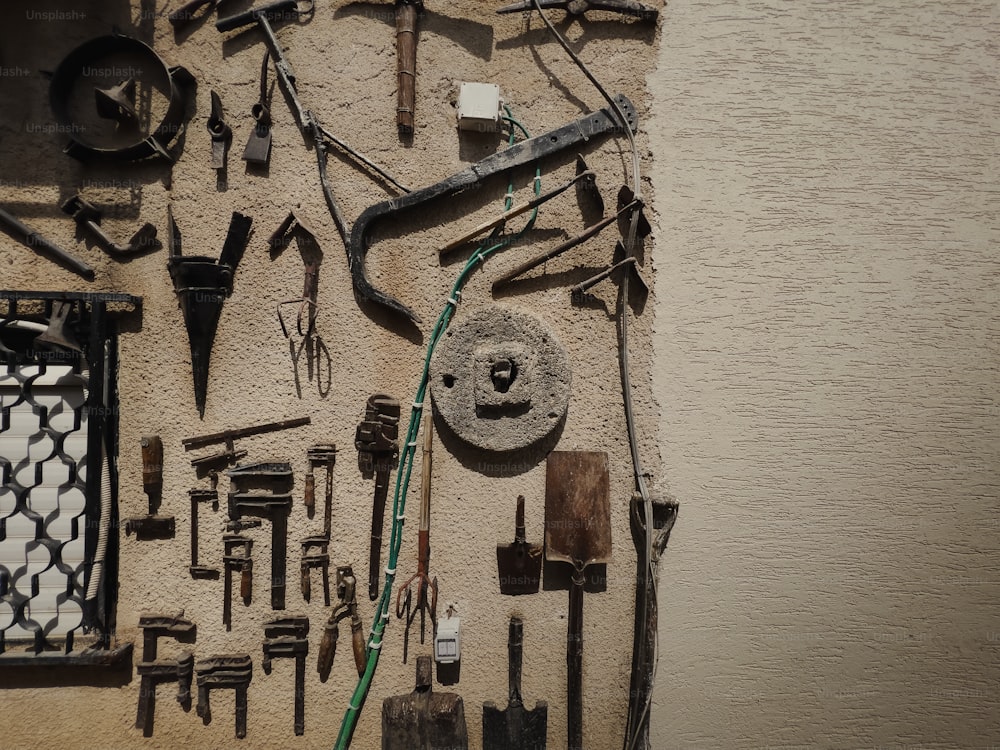 Un mucchio di strumenti sono appesi a un muro