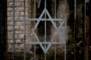 Uma cerca de metal com uma estrela de Davi sobre ela