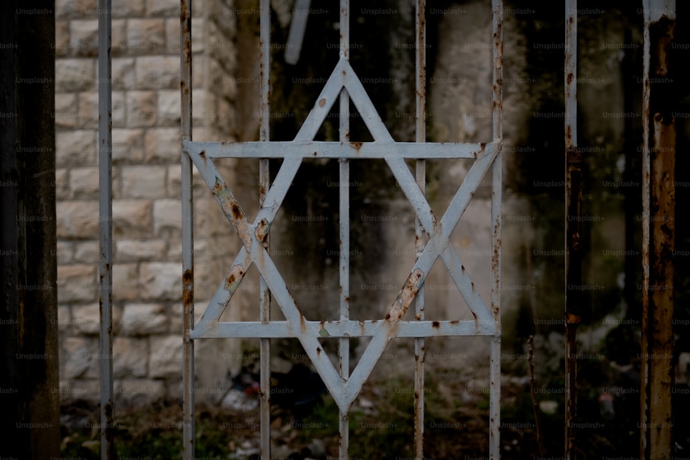 Una recinzione metallica con una stella di David su di essa