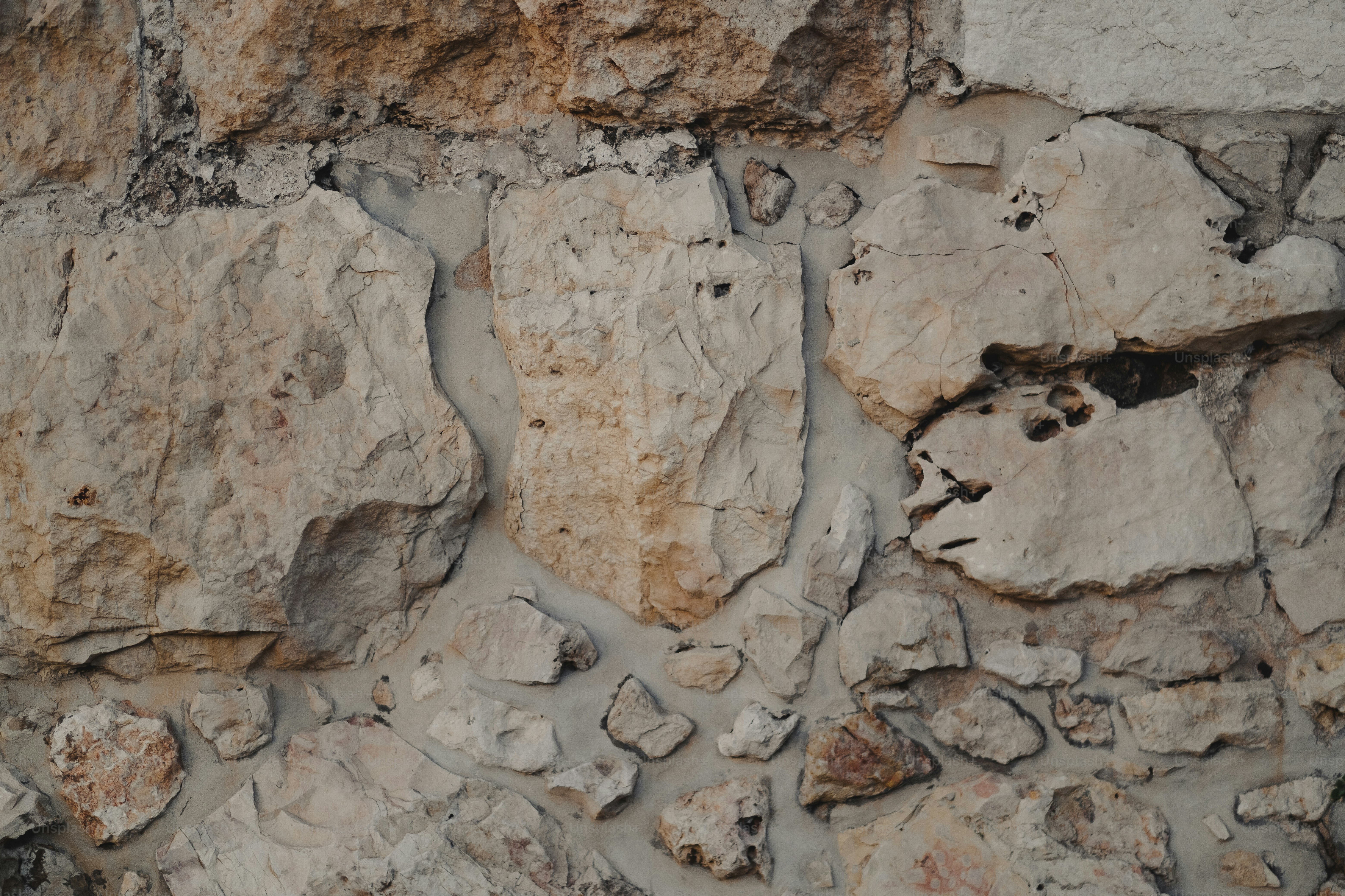 시계가 있는 암벽의 클로즈업