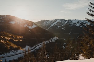 O sol brilha intensamente em uma montanha nevada