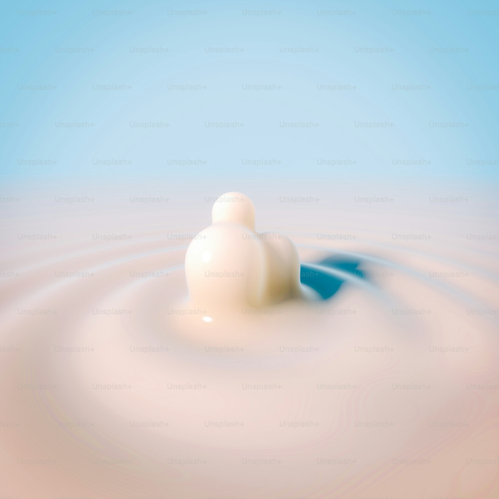 un objet blanc flottant au-dessus d’un plan d’eau