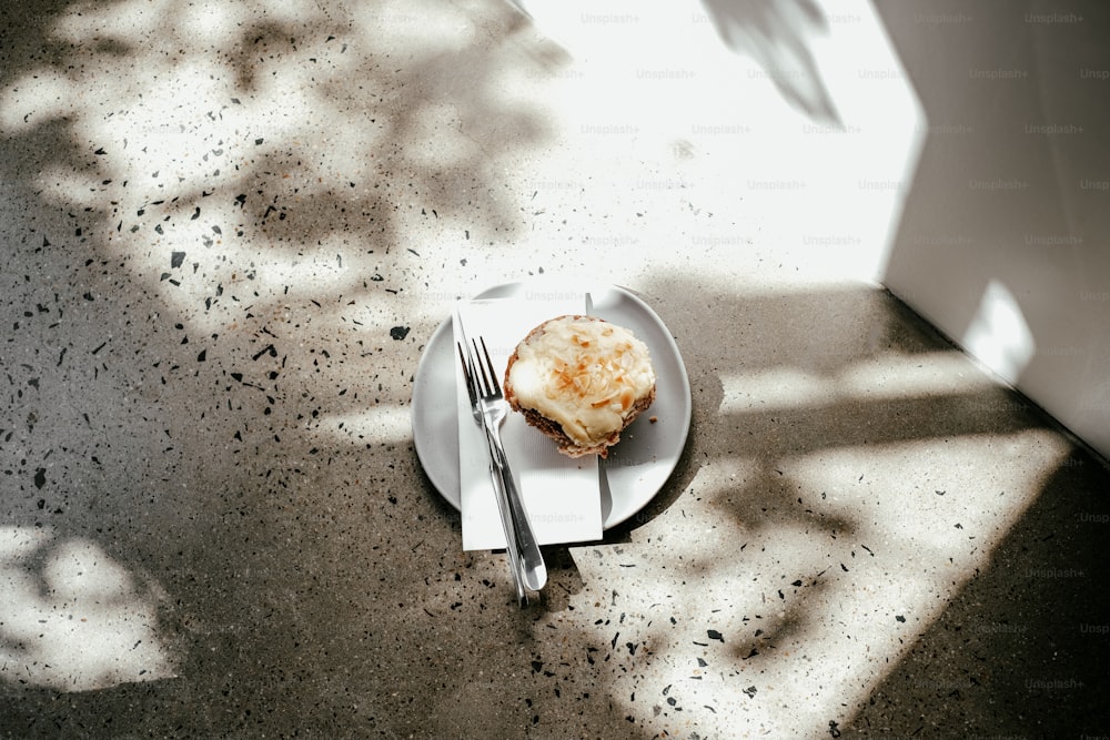 une assiette blanche surmontée d’une pâte à c�ôté d’une fourchette