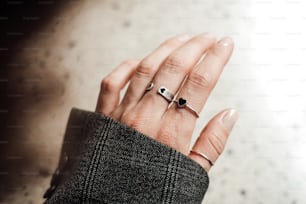 uma mão de mulher com um anel sobre ele