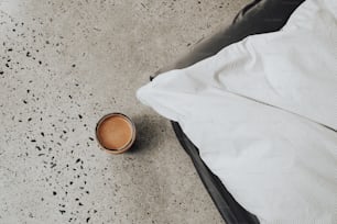 eine Tasse Kaffee auf einem Bett