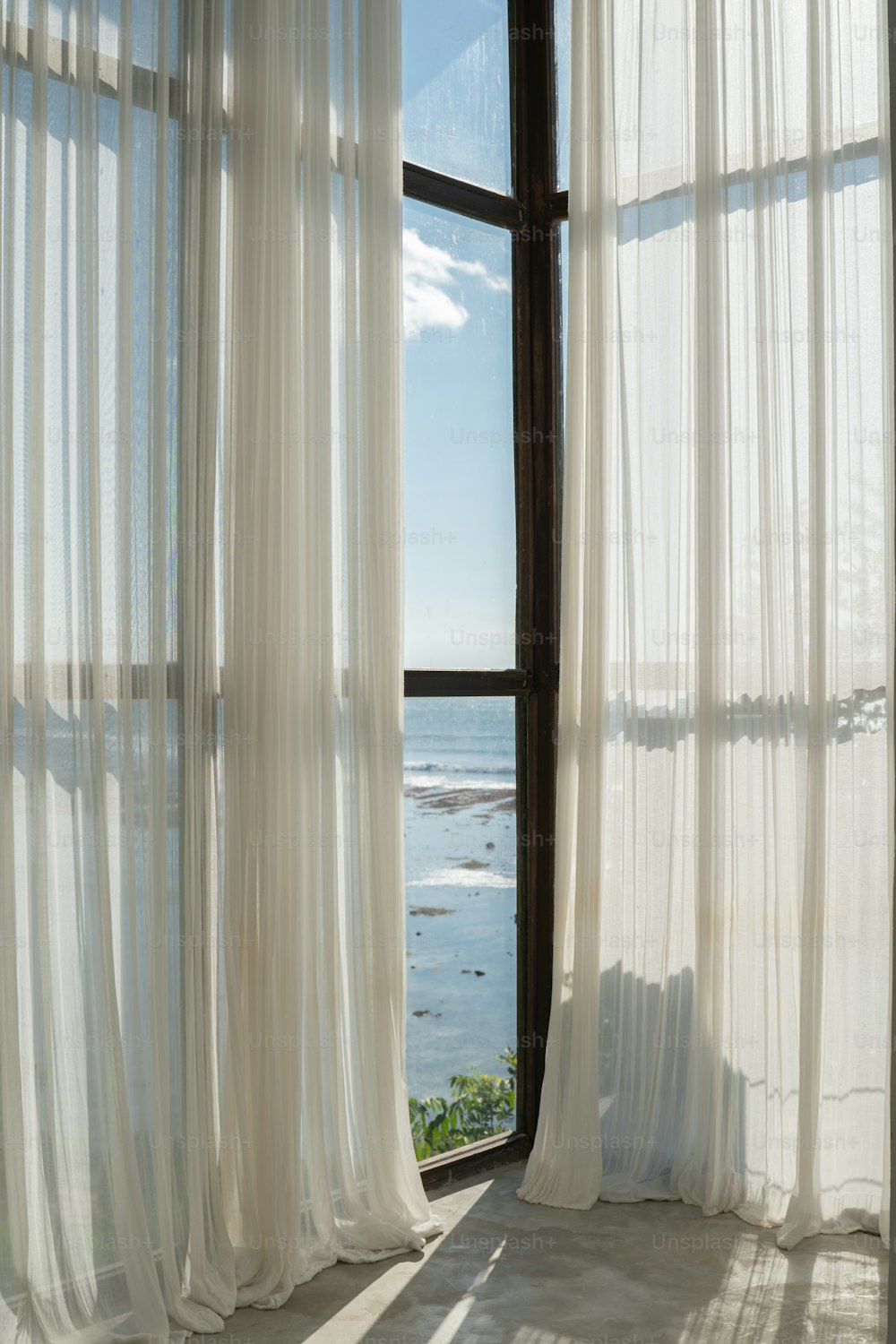 una ventana con vistas al océano