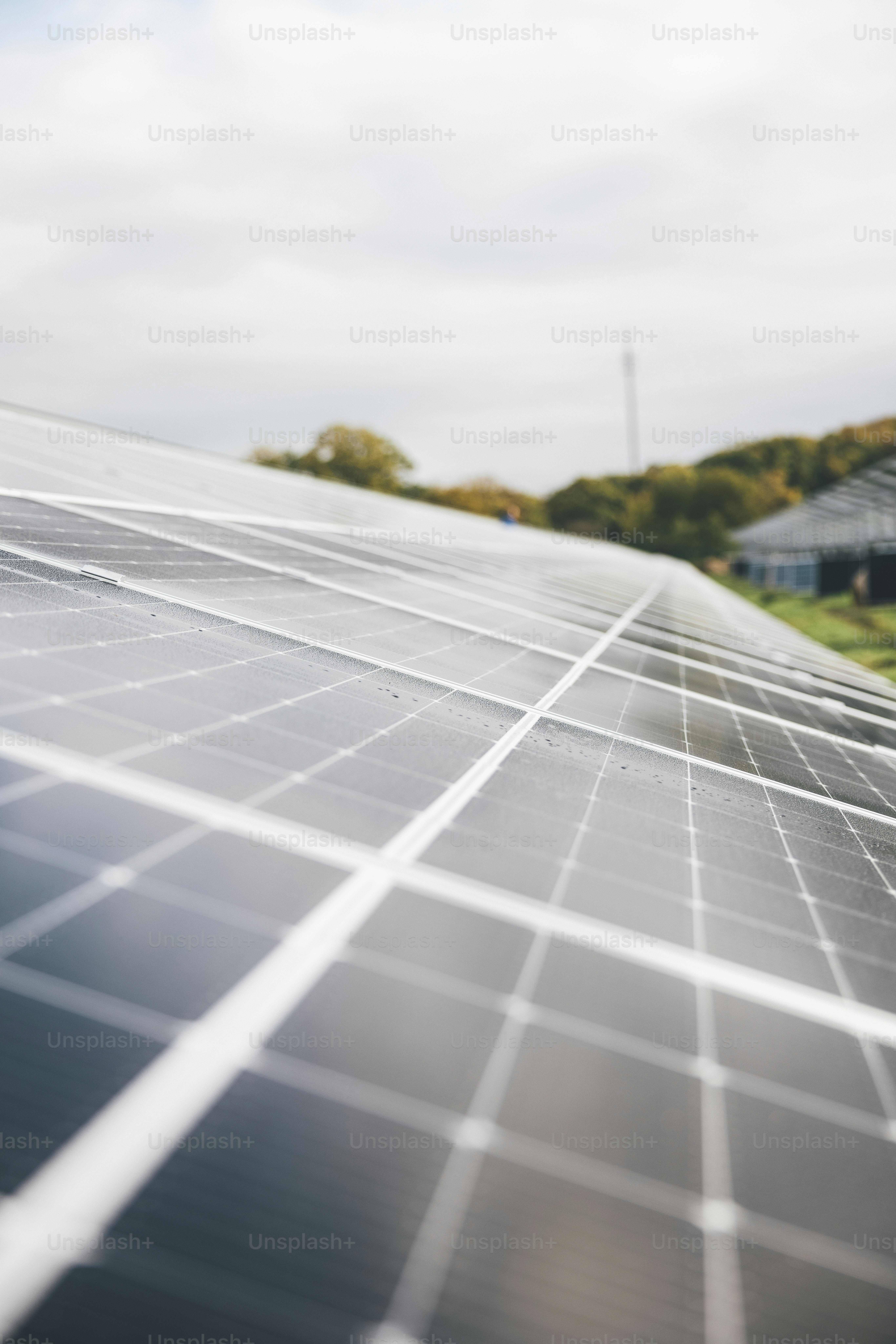 Eine Nahaufnahme eines Solarmoduls auf einem Dach