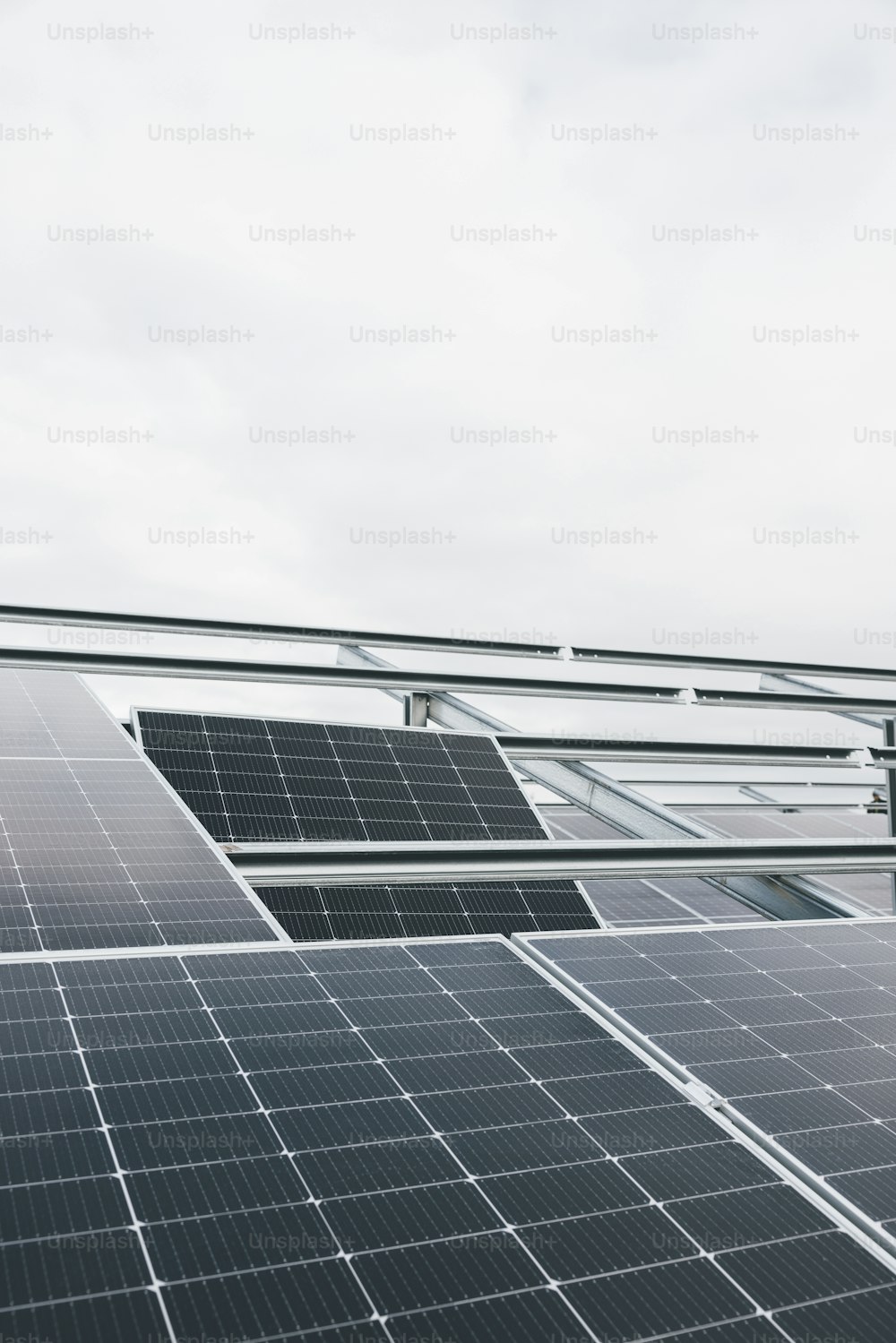 eine Reihe von Sonnenkollektoren, die auf einem Dach sitzen