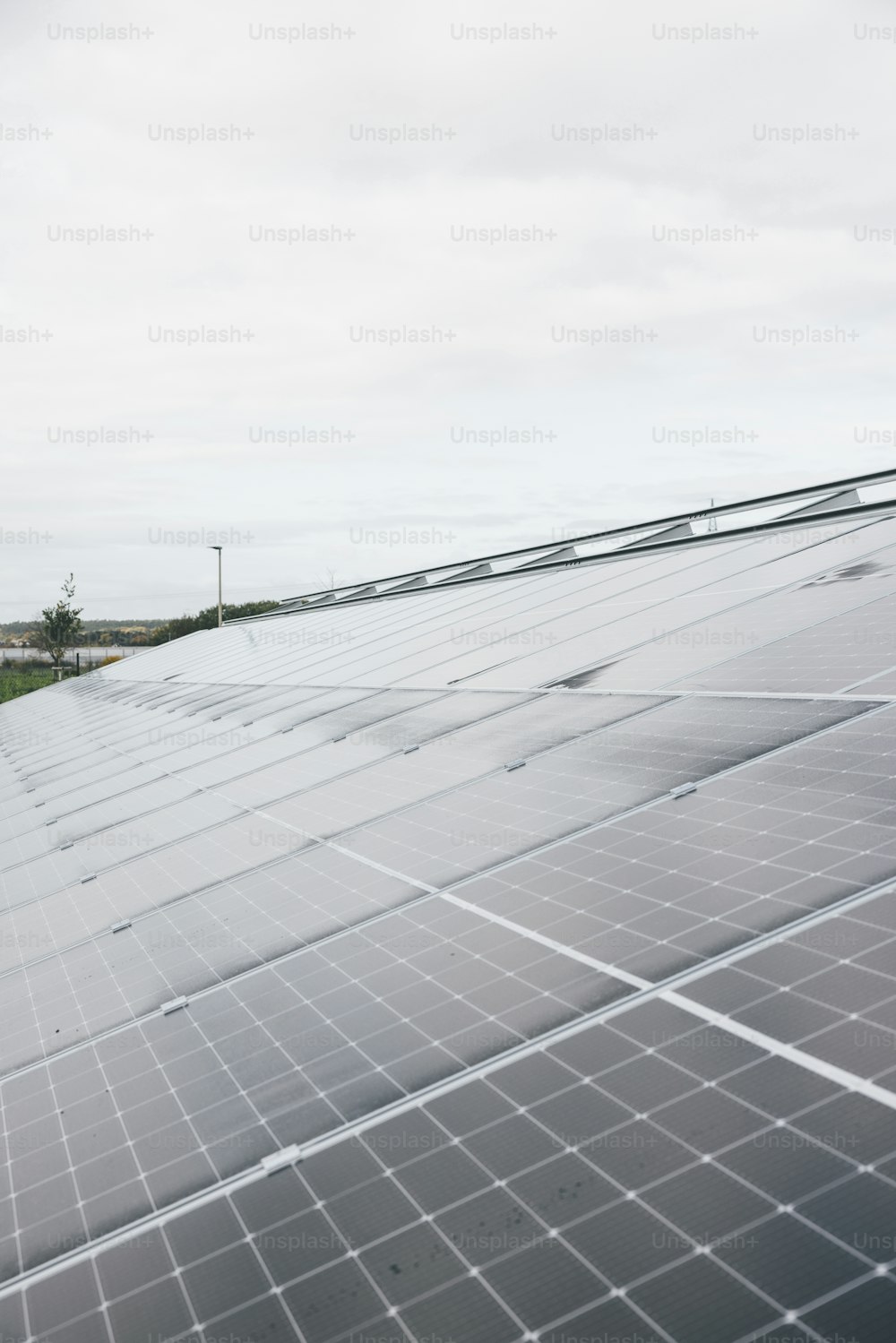 Una fila de paneles solares en la parte superior de un techo