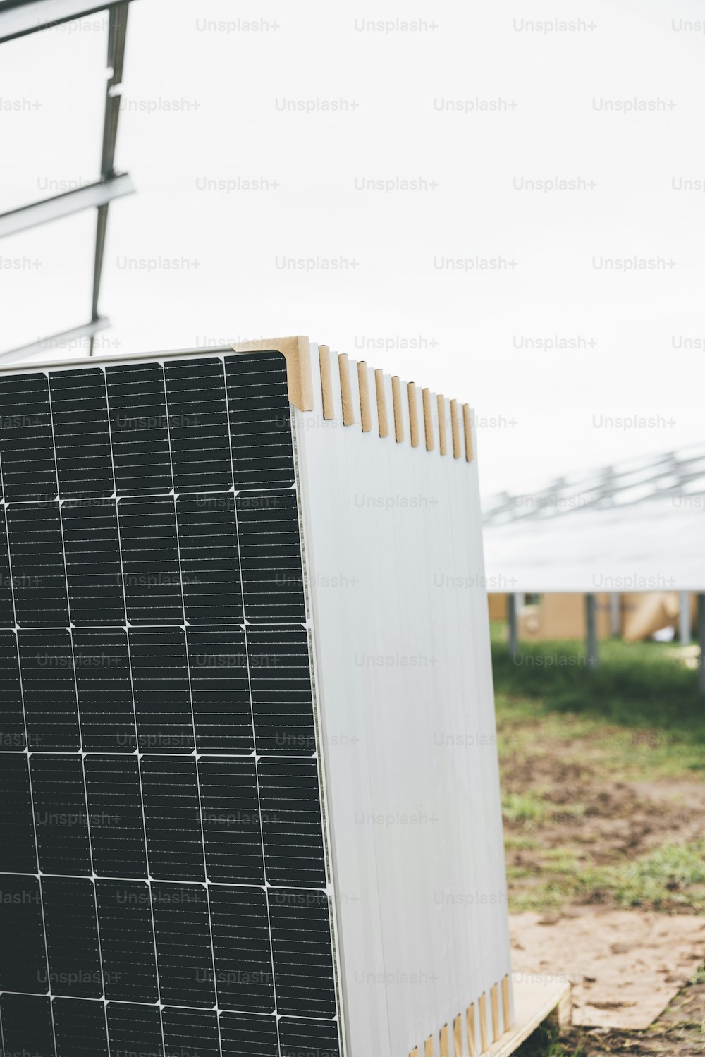 ein Solarpanel, das auf einem Feld sitzt
