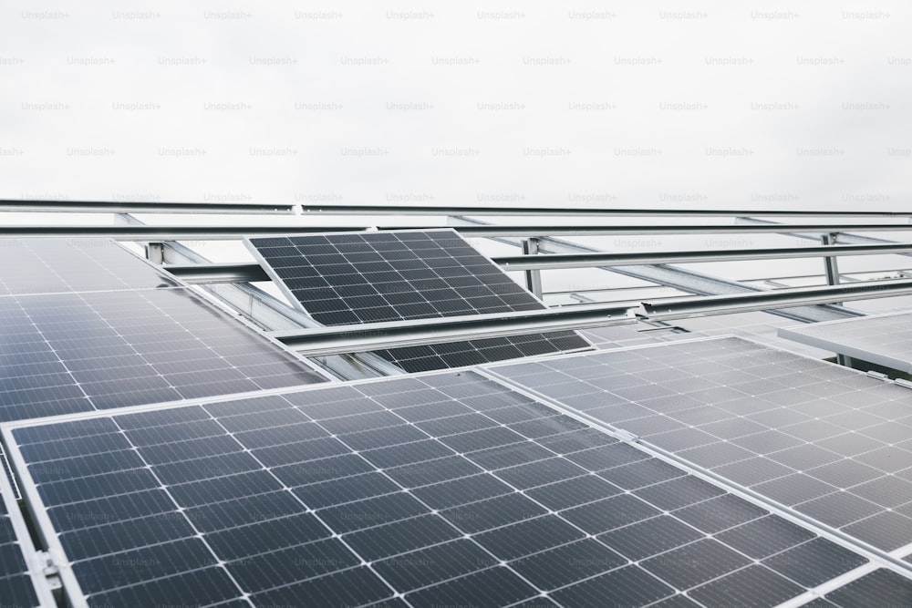 Una fila di pannelli solari sulla cima di un edificio