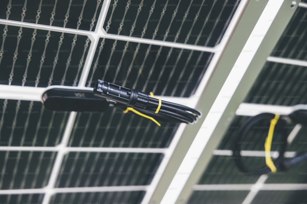 Eine Nahaufnahme eines schwarzen Regenschirms in der Nähe eines Solarpanels