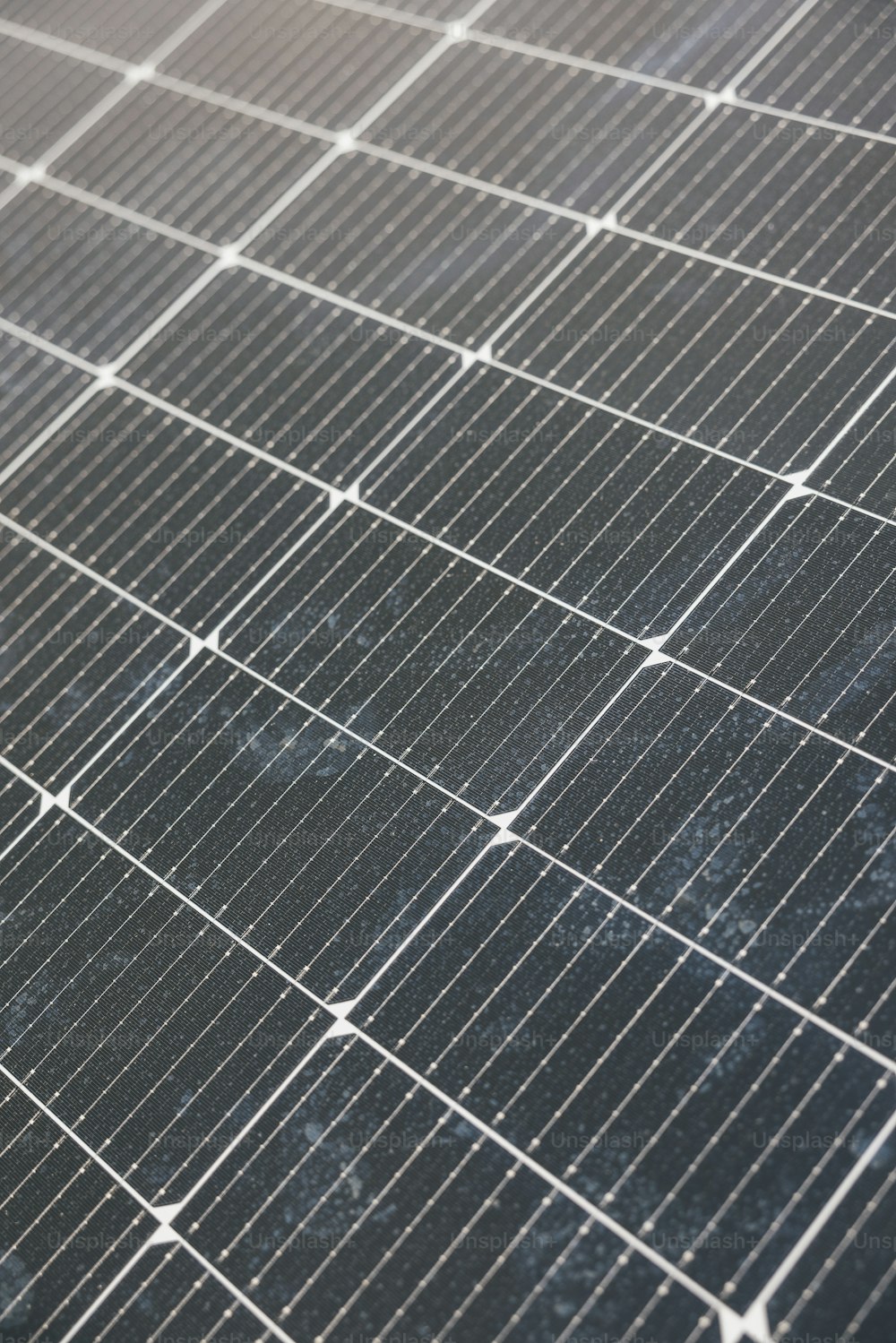 um close up de um painel solar no chão