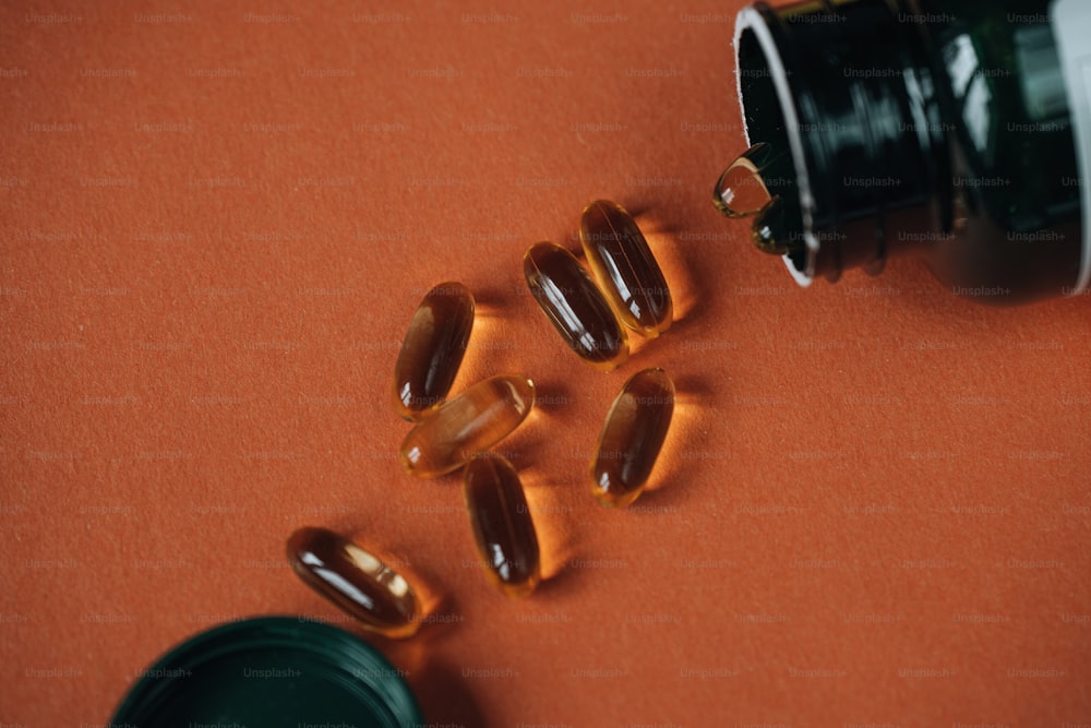 pílulas derramadas de uma garrafa em uma mesa