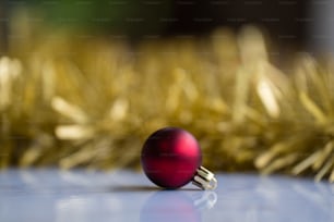 ein rotes Ornament, das auf einem Tisch sitzt