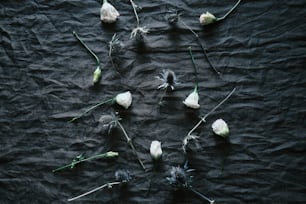 un bouquet de fleurs qui sont allongées sur une table