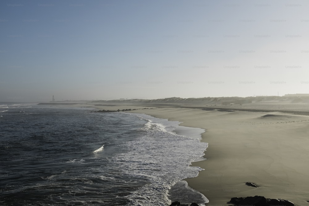 Ein Blick auf einen Strand mit Wellen, die vom Meer kommen