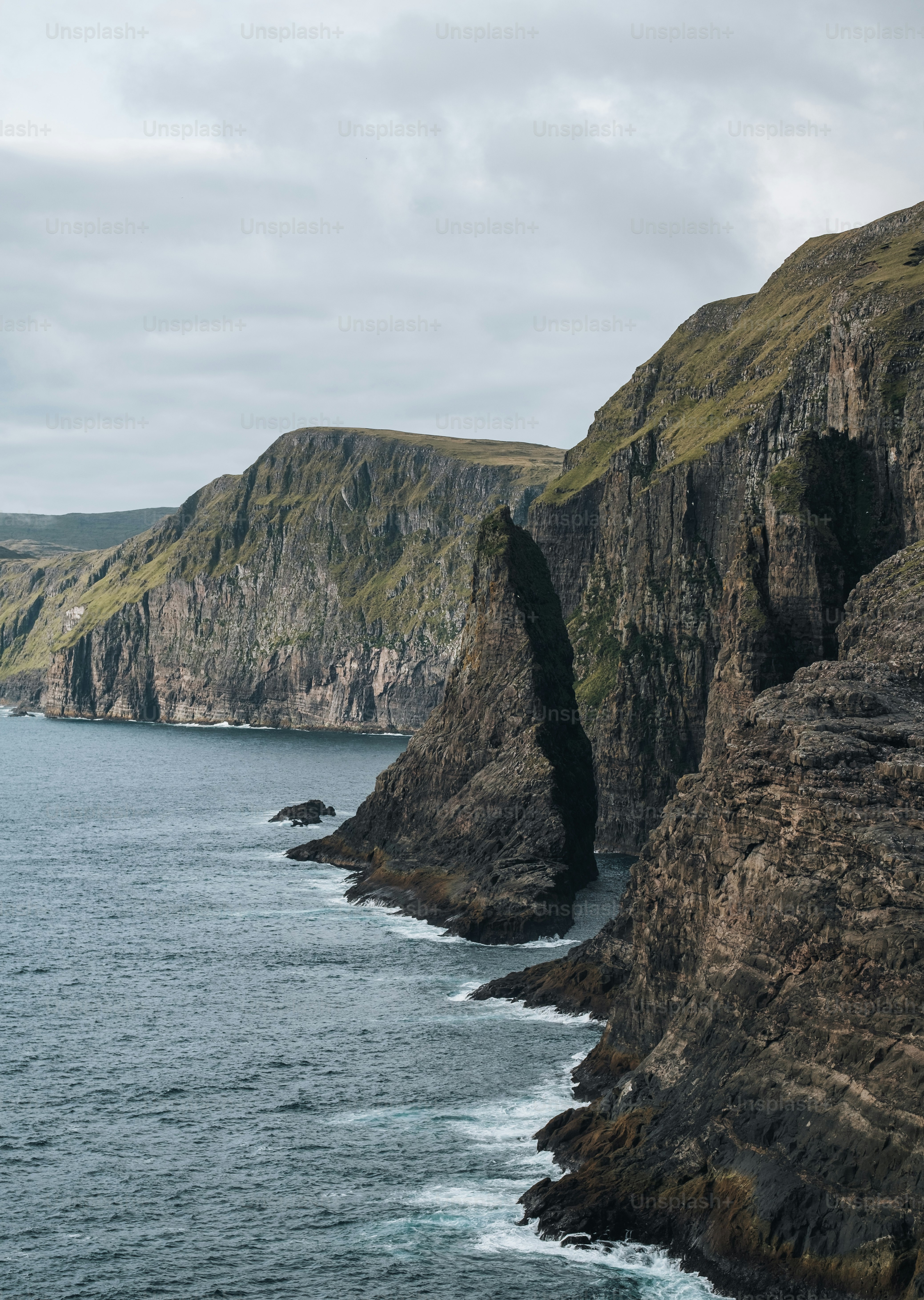 un grand plan d’eau près d’une falaise rocheuse