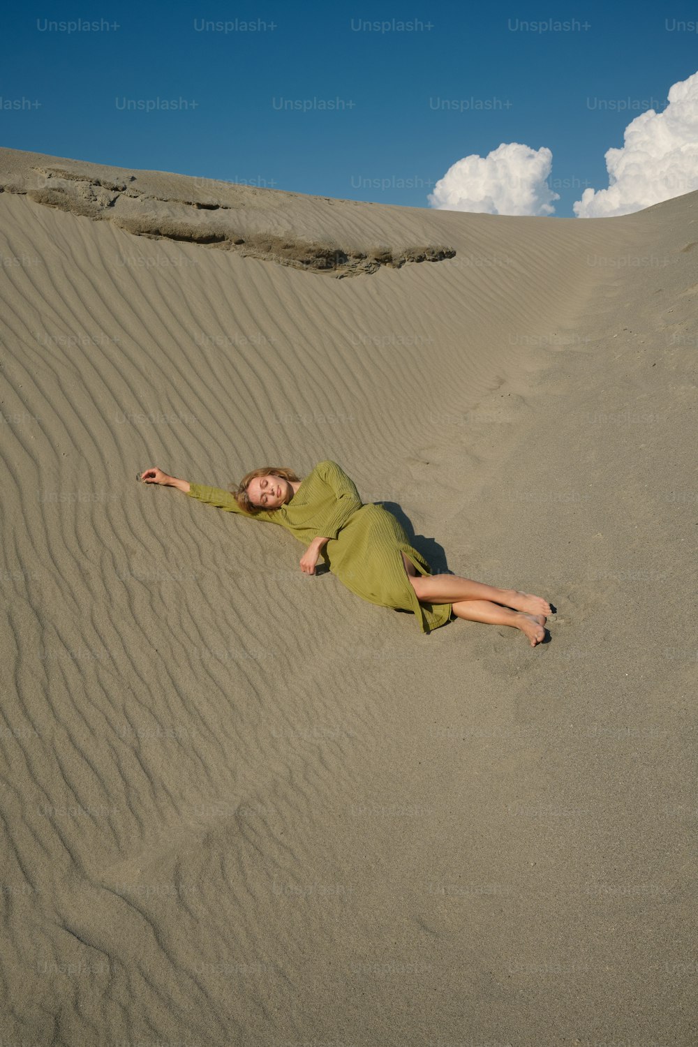 한 여자가 모래 위에 누워 있다