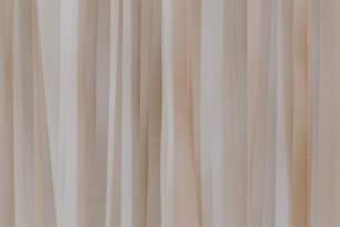 Un primer plano de una cortina con un fondo blanco