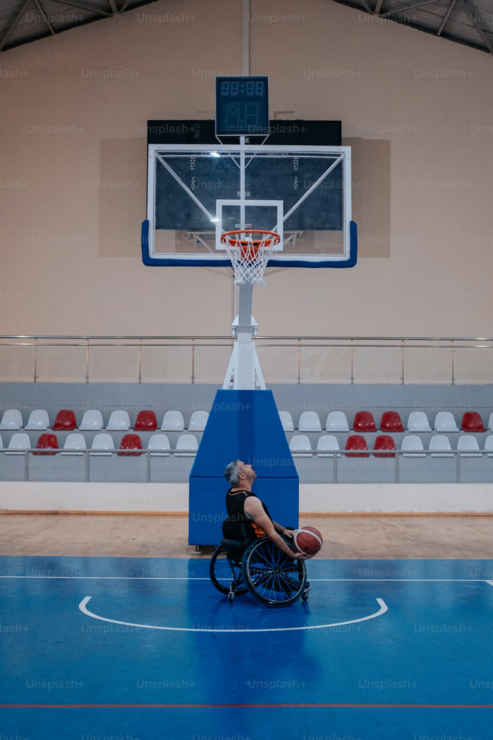 Ein Mann im Rollstuhl, der Basketball spielt