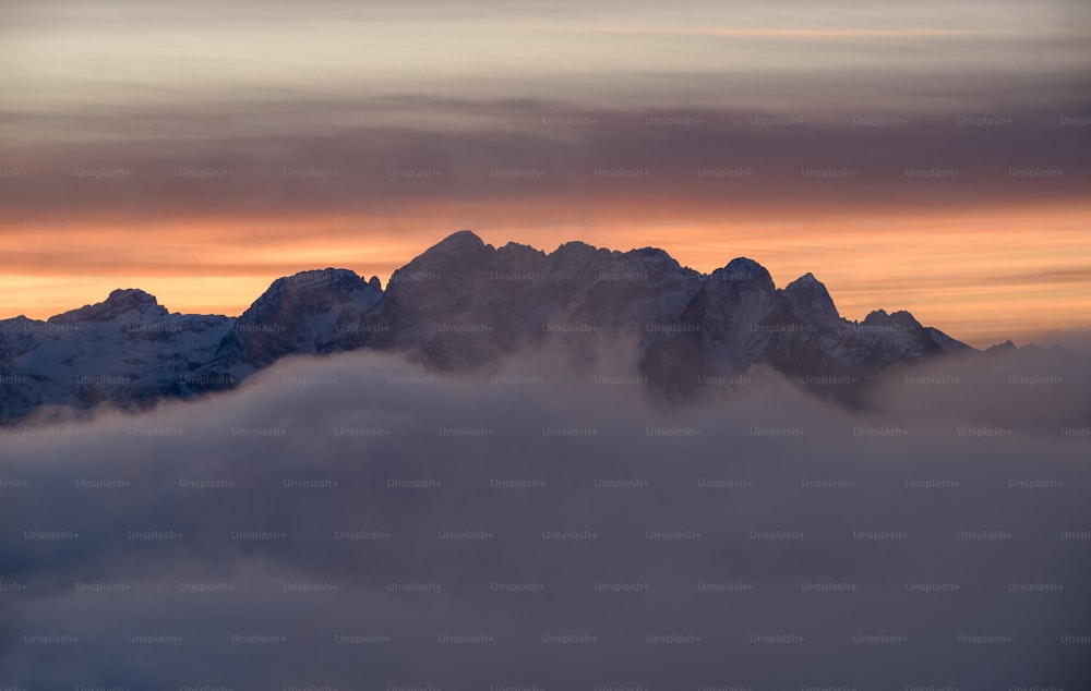 una vista di una montagna coperta di nuvole