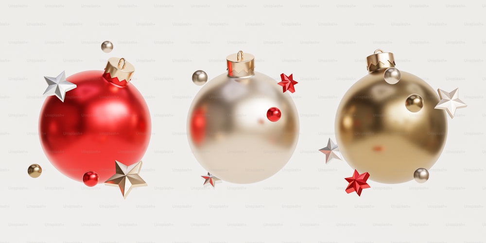 Un gruppo di tre ornamenti natalizi lucidi su uno sfondo bianco